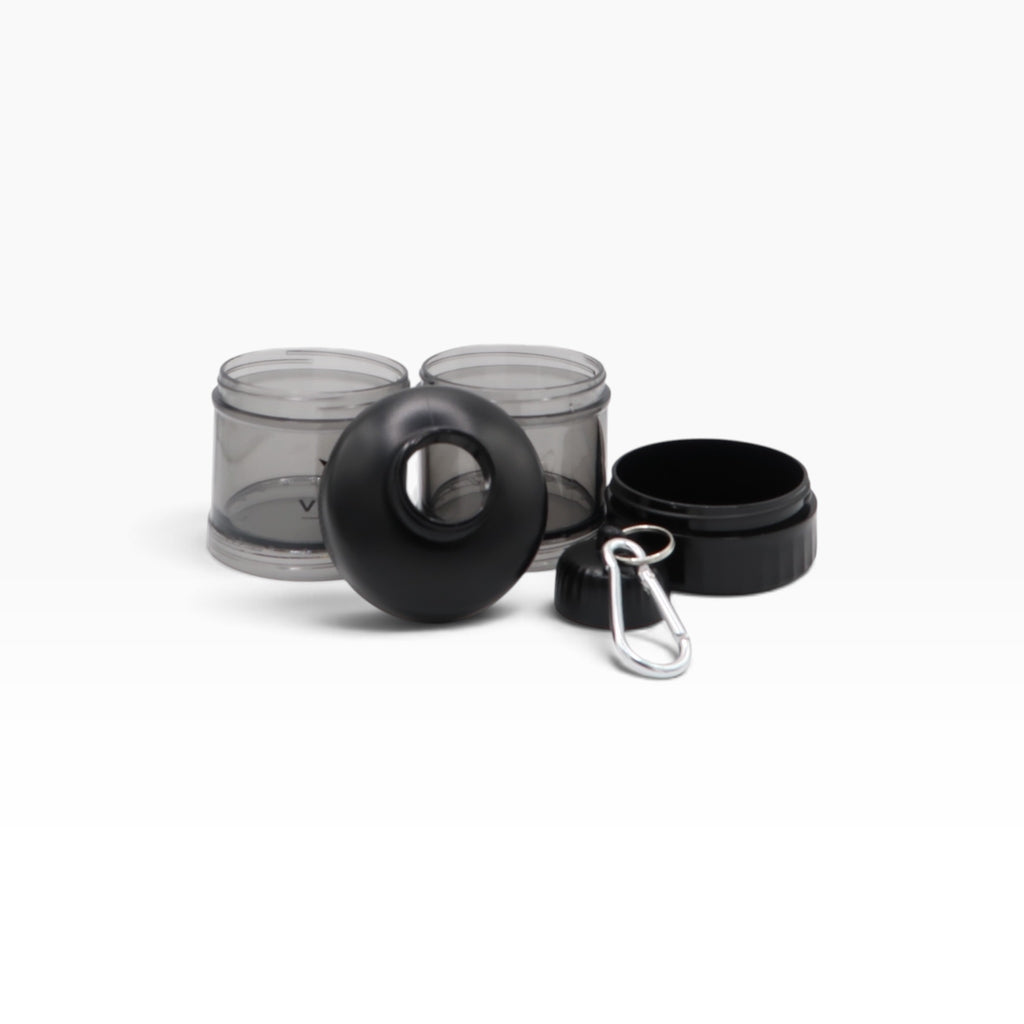 VYRON 2-in-1 Proteinpulver-Behälter in Schwarz, zerlegt mit zwei Fächern, Einfülltrichter, Deckeln und Karabiner.