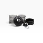 VYRON 2-in-1 Proteinpulver-Behälter in Schwarz, zerlegt mit zwei Fächern, Einfülltrichter, Deckeln und Karabiner.