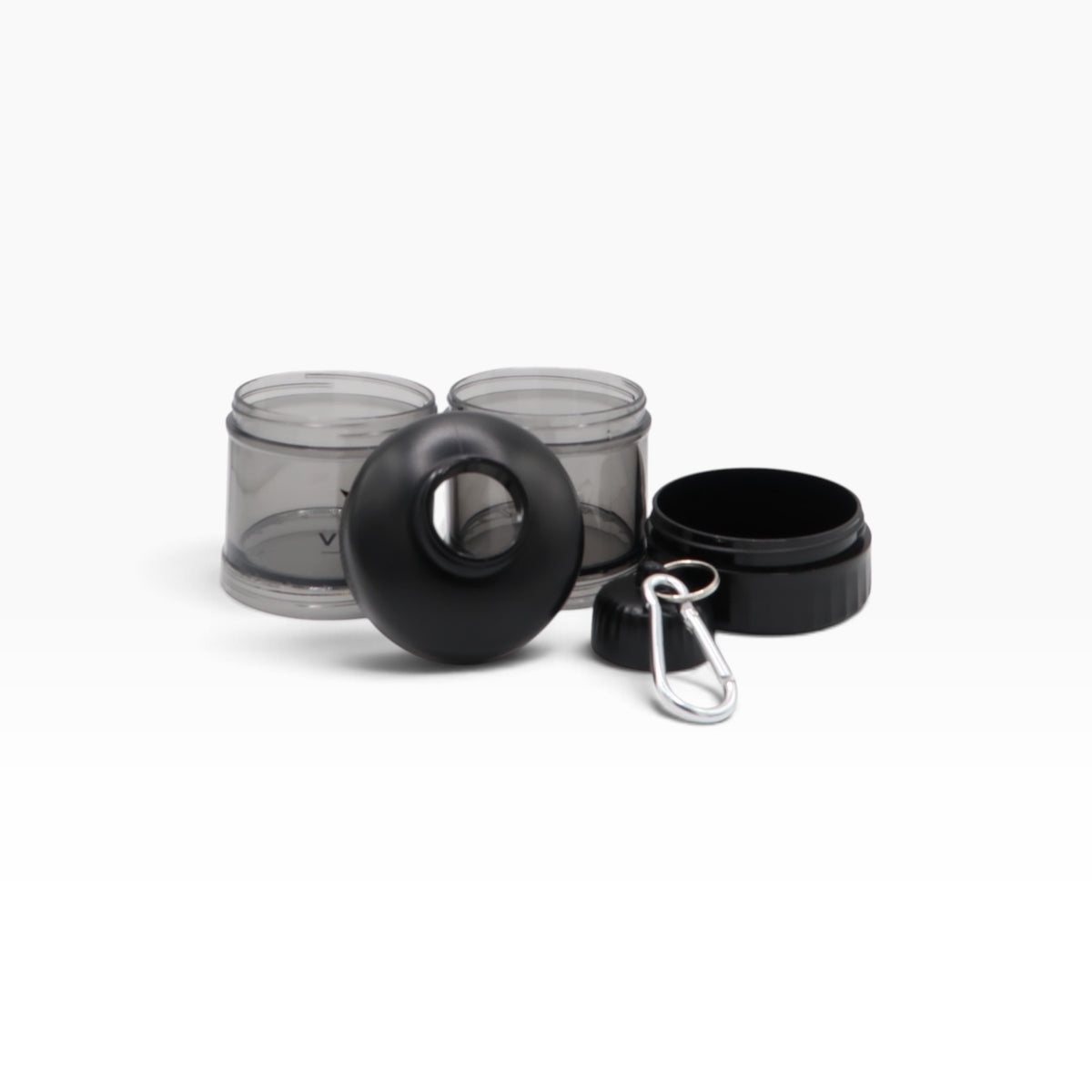 VYRON 2-in-1 Proteinpulver-Behälter in Schwarz, zerlegt mit zwei Fächern, Einfülltrichter, Deckeln und Karabiner.