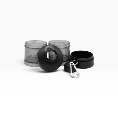 VYRON 2-in-1 Proteinpulver-Behälter in Schwarz, zerlegt mit zwei Fächern, Einfülltrichter, Deckeln und Karabiner.