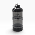VYRON 2-in-1 Proteinpulver-Behälter in Schwarz mit zwei transparenten Fächern und Karabiner, geschlossen.