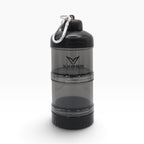 VYRON 2-in-1 Proteinpulver-Behälter in Schwarz mit zwei transparenten Fächern und Karabiner, geschlossen.