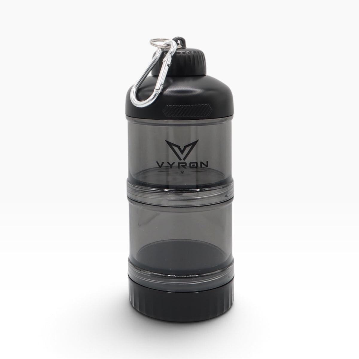 VYRON 2-in-1 Proteinpulver-Behälter in Schwarz mit zwei transparenten Fächern und Karabiner, geschlossen.