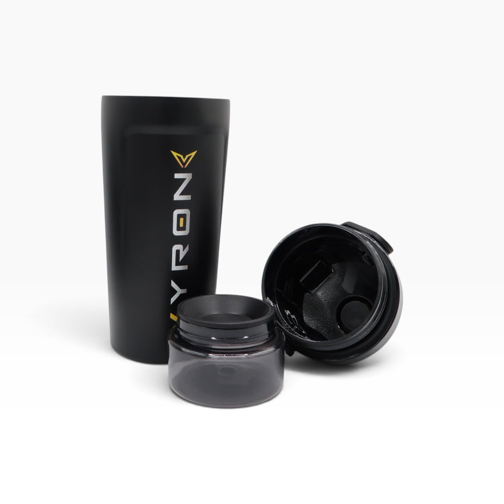 VYRON STEELSHAKE DUO 590 ml in Schwarz mit abgenommenem Deckel und Pulverfach