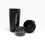 VYRON STEELSHAKE DUO 590 ml in Schwarz mit abgenommenem Deckel und Pulverfach