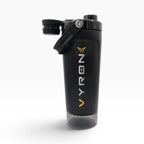 VYRON STEELSHAKE DUO 590 ml in Schwarz mit geöffnetem Trinkverschluss